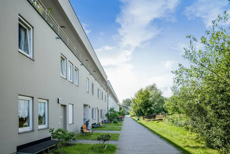 Lichtdurchflutete 4-Zimmer- Maisonette Wohnung mit Mietergarten! — photo 1
